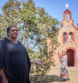 两个人站在教堂前