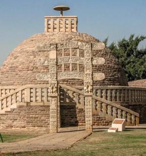 草地上有楼梯的大楼