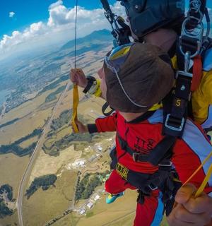 一名男子和一名儿童乘坐降落伞飞行