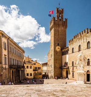 skupina budov s hodinovou věží