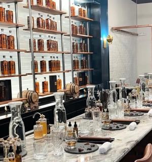 dlouhý stůl v místnosti s lahvemi na zdi