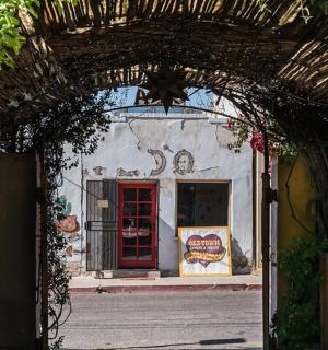 vchod do budovy s červenými dveřmi