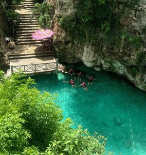 一群人在一池蓝色的水里