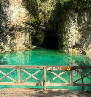 蓝色水池前的标志