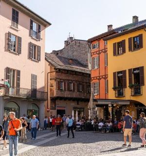 grupa ludzi idąca ulicą w mieście