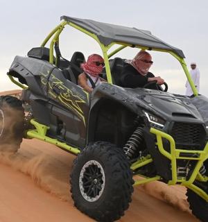 沙漠中的吉普车上的两个人