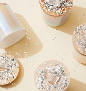 tři koblihy s posypkou v nádobě na stole