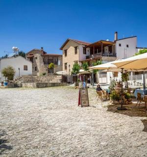 街道上的一组桌椅和遮阳伞