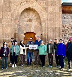 一群人站在一栋建筑物前