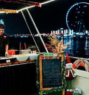 一名男子在船上的桌子上准备食物