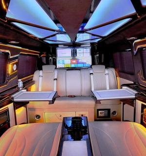 pohled do vnitřku vlakového vagónu