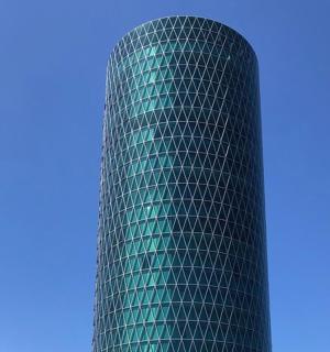 un edifici verd amb un cel blau al fons