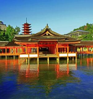 水面上的建筑物及其倒影