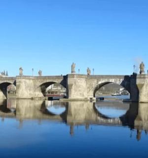 eine Brücke über ein Gewässer