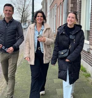 一群人走在街上