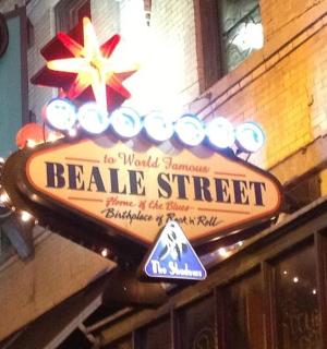 cedule s nápisem Beale Street na boku budovy