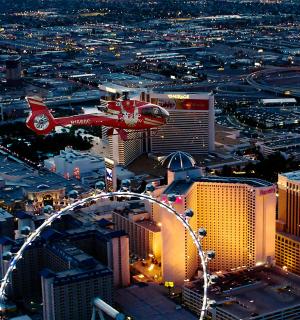 一架红色飞机在夜间飞越城市