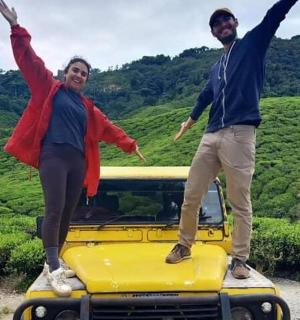 رجل وامرأة يقفان على قمة شاحنة صفراء