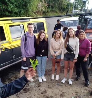 مجموعة من الأشخاص يقفون أمام شاحنة صغيرة