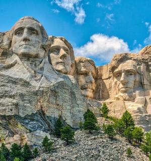 山边的三面雕像