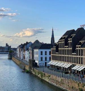 一组位于河边并有一座桥的建筑