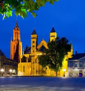 晚上有钟楼的大楼