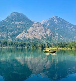 ein Boot auf einem See mit Bergen im Hintergrund