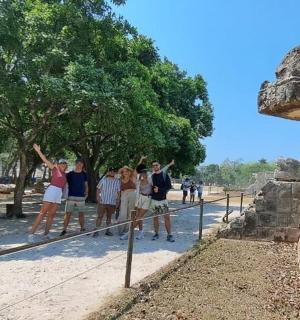 skupina lidí stojící před plotem