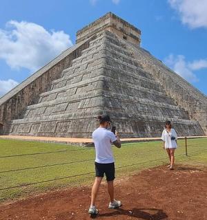 dva muži stojící před pyramidou