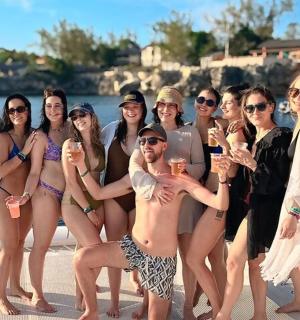 skupina žen v plavkách na lodi