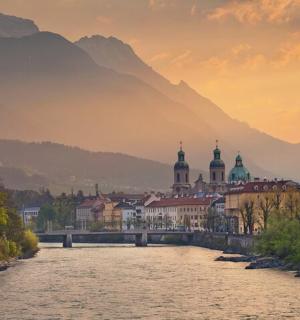 一条有建筑物、桥梁和山脉的河流