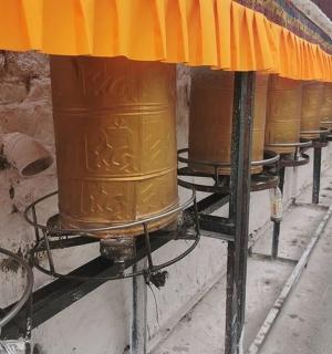 Na budově je seřazena řada zlatých nádrží