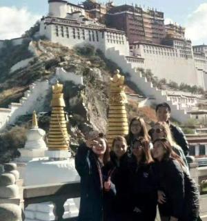 skupina lidí stojících před horou