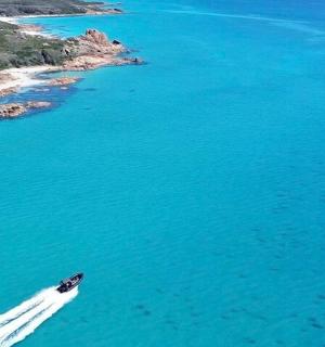 海滩边水中的一艘船