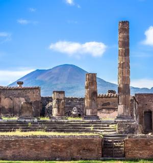 以山为背景的古代遗址