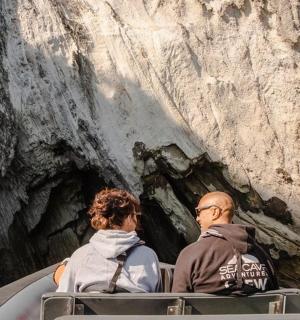 一男一女坐在洞穴中的船上