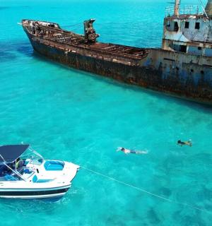 loď ve vodě vedle lodi