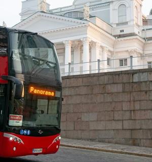 un autobuz roșu cu etaj parcat în fața unei clădiri