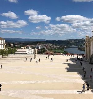 一群人在城市广场上散步