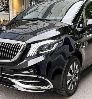 一辆黑色汽车停在街上