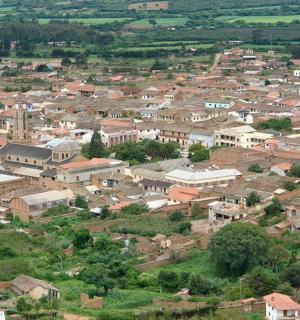 一座有房屋的小镇的鸟瞰图