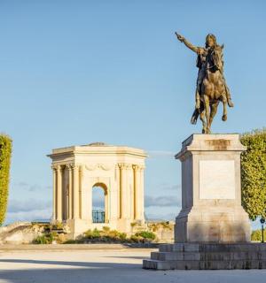 статуа човека на коњу испред зграде