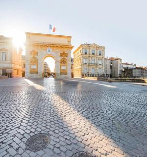 一座阳光照耀的大楼