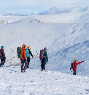 一群人正在爬一座白雪皑皑的山