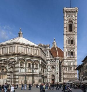 城市里有钟楼的大楼