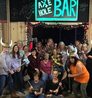 skupina lidí pózujících pro fotografii v baru