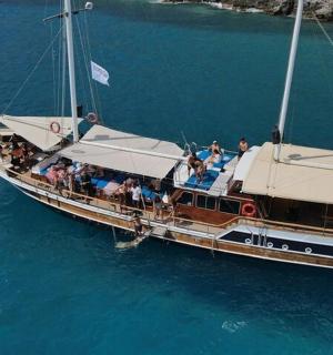 一群人在水中的船上