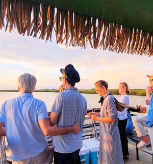 一群人站在水上的船上