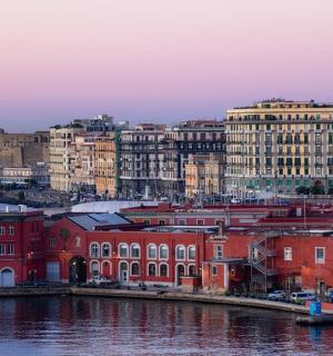 一组靠近水体的建筑