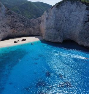 大悬崖上的海滩鸟瞰图